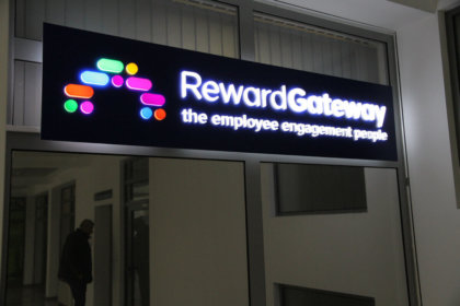 RewardGateway - интериорна табела за офис с LED осветление
