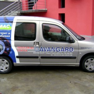 Брандиран фирмен автомобил за фирма Avangard с рекламно фолио