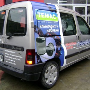 Брандиране с рекламни надписи от фолио на фирмен автомобил