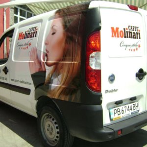 Фирмен автомобил на кафе Молинари, брандиран от рекламна агенция Медия Дизайн