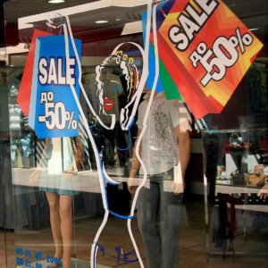 SALE до -50% , облепена витрина на магазин за дрехи