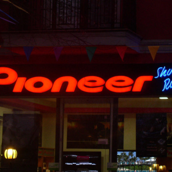 Плексигласови букви Pioneer, със светодиоди