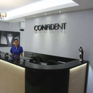 Обемни букви Confident от плексиглас Обемни букви Confident от плексиглас