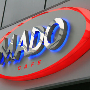 Светещи обемни букви монтирани на дистанционери Светещи обемни букви монтирани на дистанционери