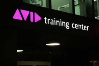 Светещи рекламни букви от плексиглас за тренинг център