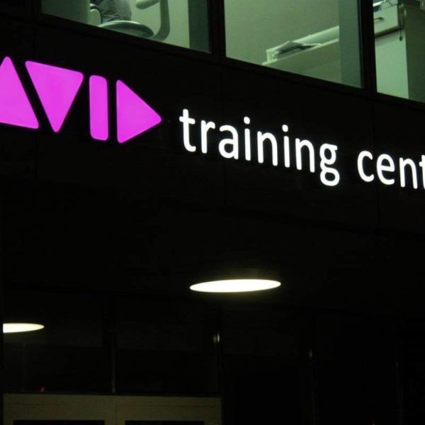 Светещи рекламни букви от плексиглас за тренинг център