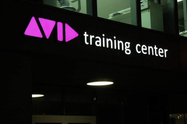 Светещи рекламни букви от плексиглас за тренинг център