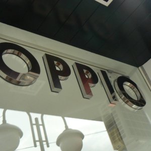 Букви от огледална неръждавейка