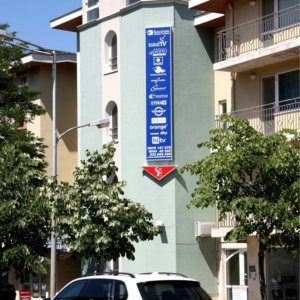 Advertising sign with aluminum profiles and vinyl banner