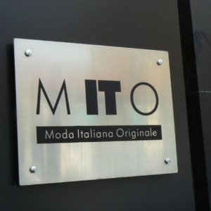 Табелка гравирана с логото на Mito Табелка гравирана с логото на Mito