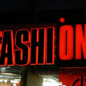 sveteshti_obemni_bukvi_41 Обемни букви от плексиглас, Fashio Place. Динамично осветяване