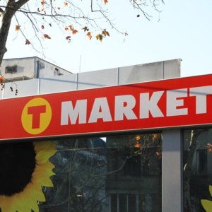 T-market София - светеща табела с винил
