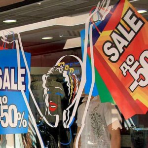 Рекламни надписи от фолио, брандиране на магазин в мол