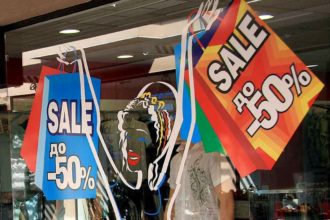 Рекламни надписи от фолио, брандиране на магазин в мол