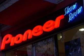 Светещи букви Pioneer от плексиглас за магазин в Пловдив