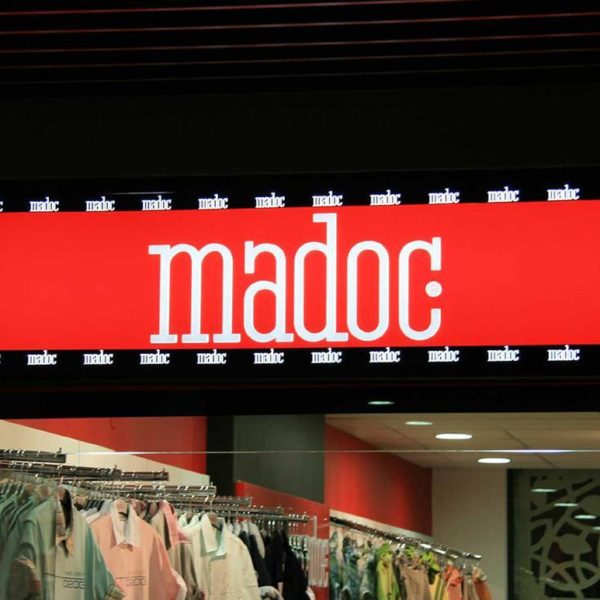 Ефектна светеща реклама за магазин Madoc Ефектна светеща реклама за магазин Madoc