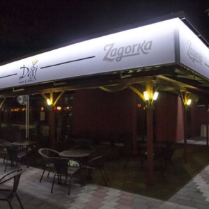 Табели с винил и алуминиеви профили, с ефектно сияние