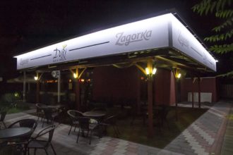 Табели с винил и алуминиеви профили, с ефектно сияние