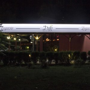 Alluring advertising sings Alluring advertising sings