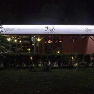 Рекламна табела с изнесени извън конструкцията светодиоди за заведение