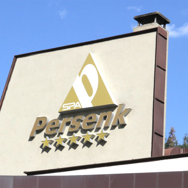 Hotel Persenk, контражурно светещи обемни букви