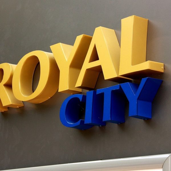 Обемни букви върху тотем Royal City