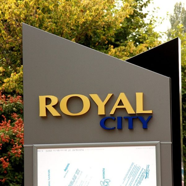 Advertising totem with acrylic channel letters for hotel Royal City