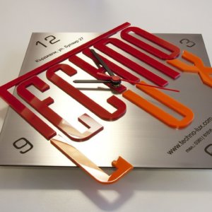 Часовник от неръждавейка и с плексигласови обемни букви за Techno-Lux