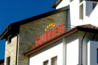 Обемни букви Банско, хотел Гинес