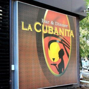 Ефектна светеща реклама за клуб La Cubanita
