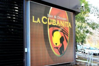 Ефектна светеща реклама за клуб La Cubanita