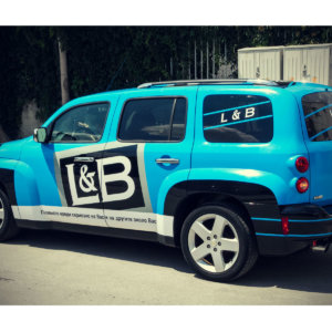 Автомобил с облепени букви от лого на цигари L&B