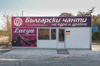 Branding with vinyl signs and aluminum sign systems