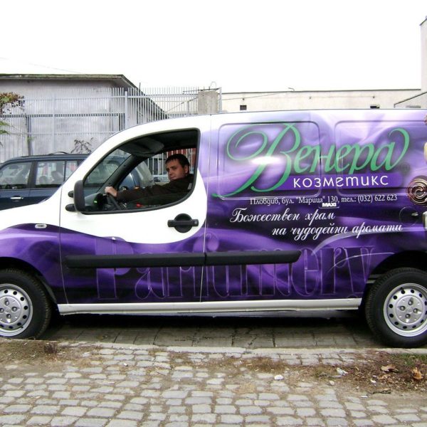 Цялостно облепяне с рекламно фолио на фирмен автомобил