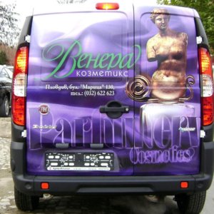 Елегантен и атрактивен дизайн на рекламно фолио за автомобил