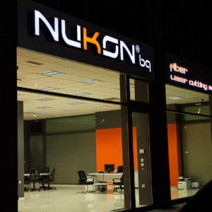 обемни букви Nukon Светещи обемни букви Nukon с ден и нощ перфо фолиоbg