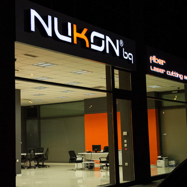 обемни букви Nukon Светещи обемни букви Nukon с ден и нощ перфо фолиоbg