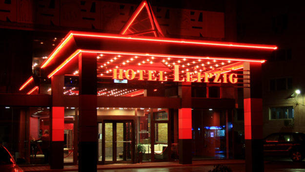 референция от хотел Лайпциг за външна, печатна реклама за обемни букви