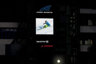 Светещи табели с ефектно фолио за Amer Sports