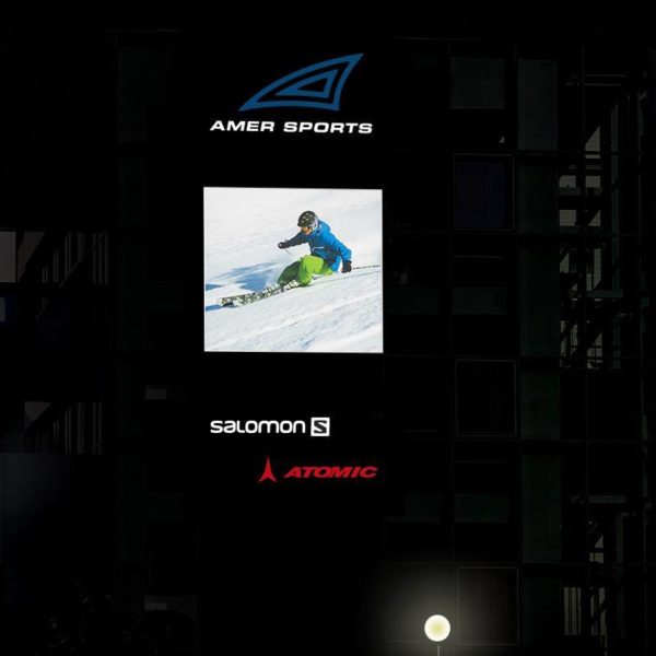 Светеща табела с ден и нощ перфо фолио за Amer Sport Светещи табели с ефектно фолио за Amer Sports