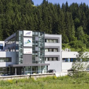 Amer Sport светещи табели с ден-нощ фолио Amer Sports светещи табели с ефектно осветяване