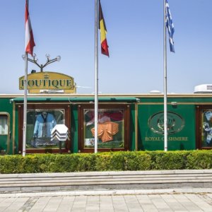 Обемни букви Boutique, вградени в с светеща табела Обемни букви Boutique, вградени в с светеща табела