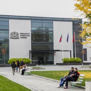 Обемни букви от неръждавейка за медицински университет Пловдив