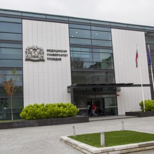 Светещи обемни букви от неръждавейка за медицински университет Пловдив