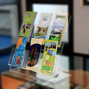 Стойка за брошури от плексиглас