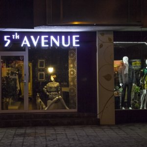 Светещи обемни букви от плексиглас 5th Avenue