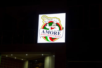 Светеща табела Amore Pizza restaurant, с винил и алуминиеви профили