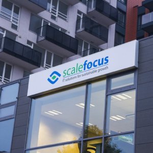 Scale Focus светеща табела с винил