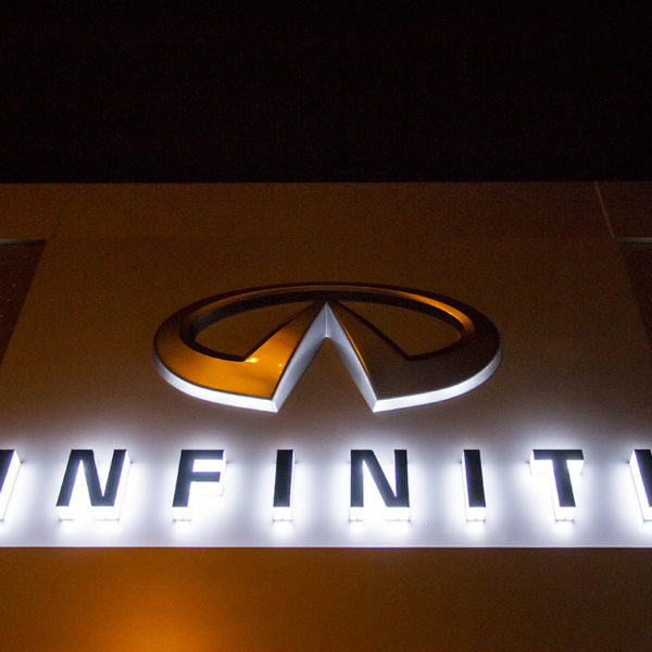 Светещи букви от плексиглас Infinity и коматексово лого Светещи букви от плексиглас Infinity и коматексово лого