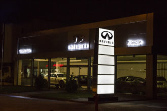 Illuminated totem INFINITI